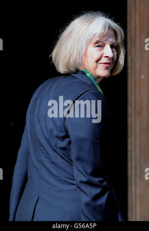 Il Segretario dell'Home Theresa May arriva oggi alla Leveson Inquiry sugli standard dei media presso l'High Court di Londra. Foto Stock