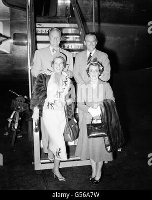 Gli attori del cinema Van Johnson, a sinistra, e Douglas Fairbanks e le loro mogli all'aeroporto di Heathrow mentre stavano per partire in un Boac Stratocruiser per New York. Foto Stock