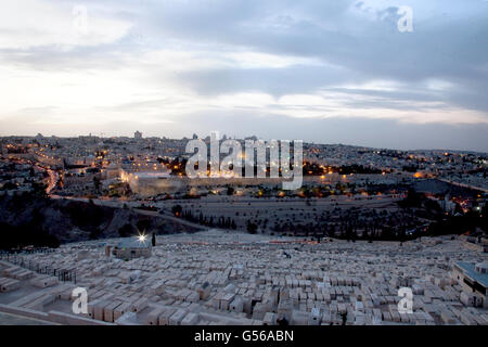 Una vista dal monte degli Ulivi verso la Città Vecchia di Gerusalemme con la moschea Al Aqsa. Foto Stock