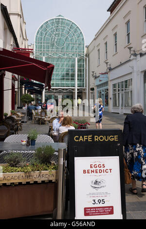 Ingresso al Royal Priors shopping centre in Leamington Spa Warwickshire, Regno Unito Foto Stock