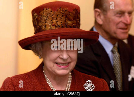 La Regina Elisabetta II, che indossa un cappello adornato da piume fagiani, è accompagnata dal marito il Duca di Edimburgo, durante la sua visita alla nuova Facoltà di Divinità, all'Università di Cambridge. * indossava il cappello alto in un clareto, brimmed, cinque giorni dopo essere stata fotografata suonando il collo di un fagiano ferito durante una caccia a Sandringham, Norfolk. La polizia temeva che gli attivisti per i diritti degli animali potessero essere a Cambridge dopo il grido sulla fotografia della Regina con il fagiano. Ma non c'era alcun segno di protesta, dato che la Regina ha organizzato una passeggiata nel centro della città durante un Foto Stock