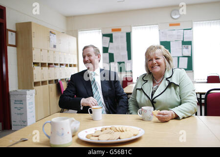 Taoiseach Enda Kenny e sua moglie Fionnuala si godono una tazza di tè nella sala del personale dopo aver votato alla St. Patrick's De la Salle Boys National School, Castlebar, Co. Mayo nel referendum del trattato fiscale europeo. Foto Stock