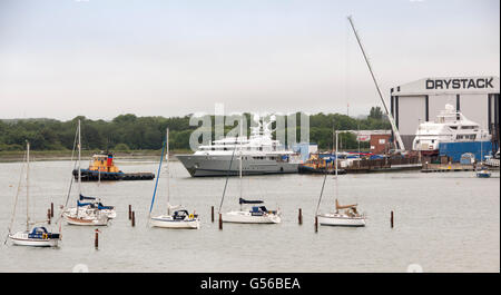 Portsmouth, Regno Unito. Xx Giugno, 2016. Signore Sugar "superyacht Lady un' lasciando il porto di Portsmouth, Hampshire, Regno Unito dopo un riattaccare a Burgess Marine. Credito: Rob Wilkinson/Alamy Live News Foto Stock