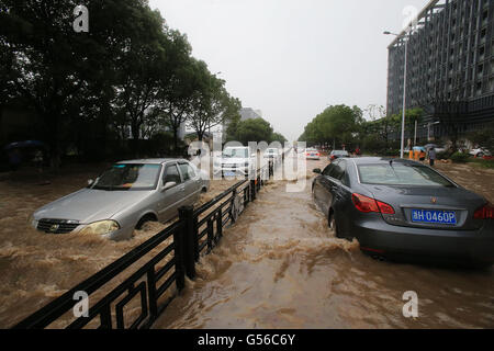 Huzhou, cinese della Provincia di Zhejiang. Xx Giugno, 2016. I veicoli vengono eseguiti su un saturo di acqua strada in Huzhou, est della Cina di Provincia dello Zhejiang, 20 giugno 2016. Piogge torrenziali che hanno colpito la città di domenica sera, causando waterlogging nel centro cittadino di aree. Le precipitazioni giornaliere ha stabilito un nuovo record con 227.2 millimetri da 6 p.m. Lunedì. Credito: Zhang Jian/Xinhua/Alamy Live News Foto Stock