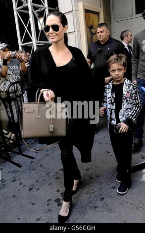 New York, NY, STATI UNITI D'AMERICA. 19 giugno 2016. Angelina Jolie, Knox Leon Jolie Pitt fuori e circa per Angelina Jolie lasciando una performance di Hamilton, Richard Rodgers Theatre di New York, NY Giugno 19, 2016. © Kristin Callahan/Everett raccolta/Alamy Live News Foto Stock