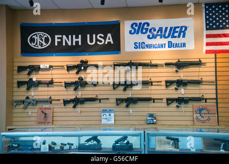 Chantilly, VA, Giugno 19, 2016, STATI UNITI D'AMERICA -- Una collezione di semi pistole automatiche sono in mostra in una pistola locale gamma in Virginia. Patsy Lynch/Alamy Foto Stock