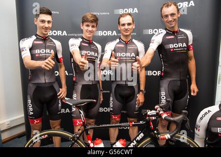 Duesseldorf, Germania. Xx Giugno, 2016. Emanuel Buchmann (l-r), Patrick Konrad, Paul Voss e Andreas Schilinger dal ciclo team Bora-Argon 18 pongono durante la loro introduzione premere evento per la Bora - Argon 18 team per il Tour de France a Duesseldorf in Germania, 20 giugno 2016. In questo anno il Tour de France in funzione dal 2 luglio al 24 quelli di seconda divisione prenderà parte grazie a un carattere jolly. Foto: MAJA HITIJ/dpa/Alamy Live News Foto Stock