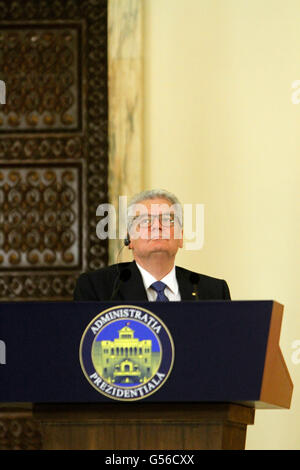 Bucarest, Romania. Xx Giugno, 2016. Il Presidente tedesco Joachim Gauck parla durante il commun conferenza stampa con Klaus Iohannis a Cotroceni Palazzo Presidenziale di Bucarest, Romania, lunedì, 20 giugno 2016. Joachim Gauck e la sua compagna Daniela Schadt è su una visita di stato in Romania. Credito: Gabriel Petrescu/Alamy Live News Foto Stock