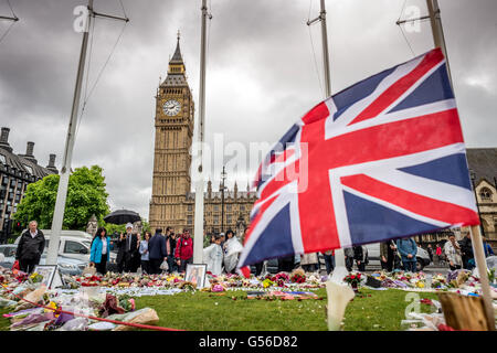 Londra, Regno Unito. Xx Giugno, 2016. Fiori e persone in lutto al di fuori del Parlamento questo pomeriggio, guardando i fiori a sinistra in memoria del compianto Jo Cox, MP. Credito: Andrew Hasson/Alamy Live News Foto Stock