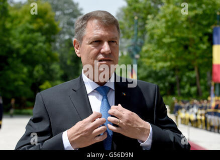 Bucarest, Romania. Xx Giugno, 2016. Presidente rumeno Klaus Johannis davanti al Palazzo Presidenziale Cotroceni a Bucarest, Romania, 20 giugno 2016. Foto: RAINER JENSEN/DPA/Alamy Live News Foto Stock