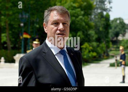 Bucarest, Romania. Xx Giugno, 2016. Presidente rumeno Klaus Johannis davanti al Palazzo Presidenziale Cotroceni a Bucarest, Romania, 20 giugno 2016. Foto: RAINER JENSEN/DPA/Alamy Live News Foto Stock