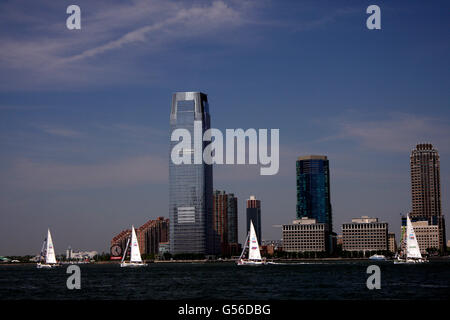 New York, Stati Uniti d'America. Xx Giugno, 2016. Clipper in tutto il mondo navi navigano a sud sul fiume Hudson che lasciano l'area di New York per iniziare la prima di tre gare nel finale di Atlantic Homecoming gamba dell'evento a Londra. In fondo è il Jersey City skyline appena ad ovest di Manhattan. Credito: Adam Stoltman/Alamy Live News Foto Stock