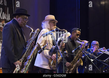 Chicago, IL, Stati Uniti d'America. 12 Giugno, 2016. La trentatreesima annuale blu di Chicago del Festival da giugno 10-12 aveva un stellar line-up di quest'anno. Il Festival ha dato omaggio al leggendario chitarrista blues Otis Rush. Domenica sera, Otis Rush è apparso sul palco insieme con il sindaco di Chicago Rahm Emanuel che ha dichiarato il 12 giugno come Otis Rush giorno in Chicago. Il festival ha avuto il suo culmine con la musica suonata da Otis's amici e altri importanti artisti che hanno influenzato la sua carriera. © Karen I. Hirsch/ZUMA filo/Alamy Live News