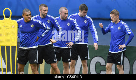 Parigi, Francia. Xx Giugno, 2016. In Irlanda del Nord la Josh Magennis (l-r), Gareth McAuley, Luca McCullough, Patrick McNair e Steven Davis chat durante una sessione di formazione dell'Irlanda del Nord nazionale di calcio presso il Parc des Princes a Parigi, Francia, 20 giugno 2016. La Germania dovrà affrontare l'Irlanda del Nord nella UEFA EURO 2016 gruppo C turno preliminare corrispondono a Parigi il 21 giugno 2016. Foto: Arne Dedert/dpa/Alamy Live News Foto Stock