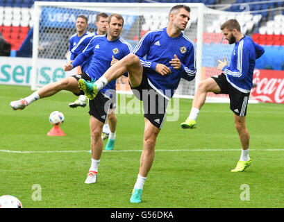 Parigi, Francia. Xx Giugno, 2016. In Irlanda del Nord la Aaron Hughes (c) e Niall McGinn (l) fare stretching durante una sessione di formazione dell'Irlanda del Nord nazionale di calcio presso il Parc des Princes a Parigi, Francia, 20 giugno 2016. La Germania dovrà affrontare l'Irlanda del Nord nella UEFA EURO 2016 gruppo C turno preliminare corrispondono a Parigi il 21 giugno 2016. Foto: Arne Dedert/dpa/Alamy Live News Foto Stock