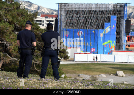 Marseille, Francia. Xx Giugno, 2016. Poliziotti di guardia di fronte alla zona della ventola a Marsiglia, Francia, 20 giugno 2016. La UEFA EURO 2016 avrà luogo dal 10 giugno al 10 luglio 2016 in Francia. Foto: Federico Gambarini/dpa/Alamy Live News Foto Stock