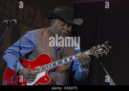 Chicago, IL, Stati Uniti d'America. 12 Giugno, 2016. La trentatreesima annuale blu di Chicago del Festival da giugno 10-12 aveva un stellar line-up di quest'anno. Il Festival ha dato omaggio al leggendario chitarrista blues Otis Rush. Domenica sera, Otis Rush è apparso sul palco insieme con il sindaco di Chicago Rahm Emanuel che ha dichiarato il 12 giugno come Otis Rush giorno in Chicago. Il festival ha avuto il suo culmine con la musica suonata da Otis's amici e altri importanti artisti che hanno influenzato la sua carriera. Nella foto: Carl Weathersby; chitarrista © Karen I. Hirsch/ZUMA filo/Alamy Live News