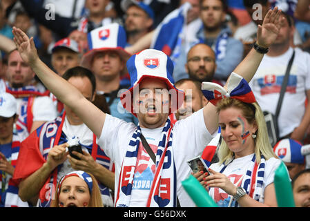 Saint Etienne, Francia. Xx Giugno, 2016. I fan della Slovacchia allietare prima dell'Euro 2016 Gruppo B partita di calcio tra Inghilterra e la Slovacchia in Saint-Etienne (Francia), 21 giugno 2016. Credito: Xinhua/Alamy Live News Foto Stock