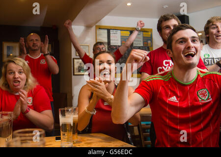 Aberystwyth, UK. Xx Giugno, 2016. Euro 2016 : Welsh i tifosi di calcio in Yr Hen Lew Du (vecchio leone nero) pub in Aberystwyth celebrano il loro team, 3-0 contro la Russia nel loro gruppo finale di gioco in Euro 2016 la concorrenza. Con l'Inghilterra essendo mantenuto a un 0-0 con la Slovacchia , Galles si è conclusa nella posizione superiore nel gruppo B Photo credit: Keith Morris / Alamy Live News Foto Stock