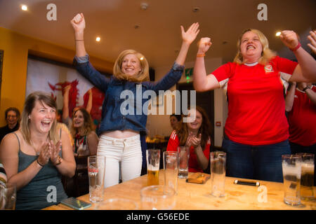 Aberystwyth, UK. Xx Giugno, 2016. Euro 2016 : Welsh i tifosi di calcio in Yr Hen Lew Du (vecchio leone nero) pub in Aberystwyth celebrano il loro team, 3-0 contro la Russia nel loro gruppo finale di gioco in Euro 2016 la concorrenza. Con l'Inghilterra essendo mantenuto a un 0-0 con la Slovacchia , Galles si è conclusa nella posizione superiore nel gruppo B Photo credit: Keith Morris / Alamy Live News Foto Stock