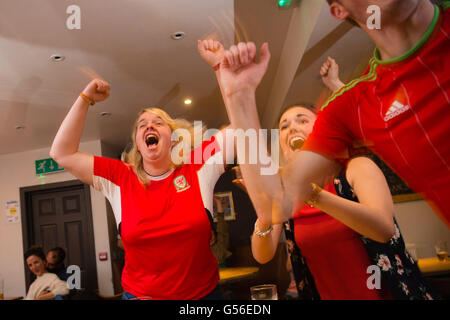 Aberystwyth, UK. Xx Giugno, 2016. Euro 2016 : Welsh i tifosi di calcio in Yr Hen Lew Du (vecchio leone nero) pub in Aberystwyth celebrano il loro team, 3-0 contro la Russia nel loro gruppo finale di gioco in Euro 2016 la concorrenza. Con l'Inghilterra essendo mantenuto a un 0-0 con la Slovacchia , Galles si è conclusa nella posizione superiore nel gruppo B Photo credit: Keith Morris / Alamy Live News Foto Stock