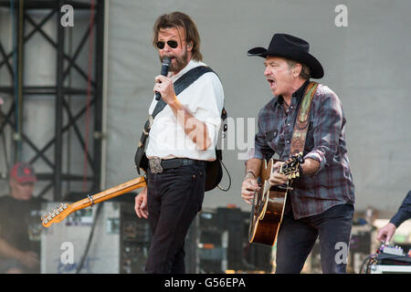 Chicago, Illinois, Stati Uniti d'America. 19 giugno 2016. RONNIE DUNN (L) e Kix Brooks di Brooks & Dunn eseguire live at FirstMerit Bank Pavilion durante la Windy City LakeShake Music Festival di Chicago, Illinois © Daniel DeSlover/ZUMA filo/Alamy Live News Foto Stock