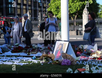 Londra, Regno Unito. Xx Giugno, 2016. La gente paga il loro tributo al legislatore assassinato Jo Cox presso la piazza del Parlamento a Londra, in Gran Bretagna il 20 giugno 2016. © Han Yan/Xinhua/Alamy Live News Foto Stock