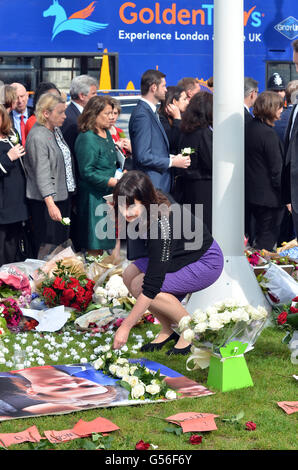 Londra, UK, 21 giugno 2016, Rachel Reeves partecipare a servizio del ricordo per assassinato MP Jo Cox e lascia un fiore in omaggio sulla piazza del Parlamento. Credito: JOHNNY ARMSTEAD/Alamy Live News Foto Stock