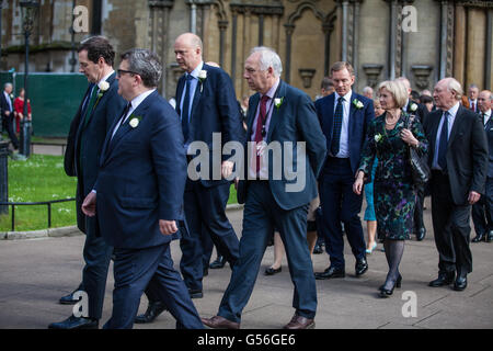 Londra, Regno Unito. Xx Giugno, 2016. Il cancelliere dello scacchiere George Osborne, vice leader del partito laburista Tom Watson e Leader della House of Commons Chris Grayling arriva a St Margarets chiesa in Westminster, insieme con il Leader della House of Commons Chris temolo, Shadow Leader della House of Commons Chris Bryant, Signore Kinnock e la Baronessa Kinnock di Holyhead per un servizio speciale in memoria di Jo Cox. Jo Cox è stato ucciso nella sua circoscrizione elettorale di Batley e Spen il 16 giugno. Credito: Mark Kerrison/Alamy Live News Foto Stock