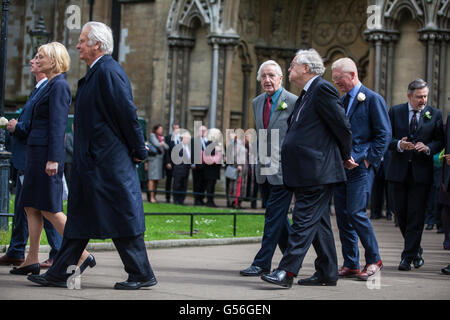 Londra, Regno Unito. Xx Giugno, 2016. Lord Owen e Dennis Skinner MP arriva a St Margarets chiesa in Westminster, insieme con altri parlamentari e membri della Camera dei Lords, per un servizio speciale in memoria di Jo Cox. Tutti i partecipanti indossavano rose bianche. Jo Cox è stato ucciso nella sua circoscrizione elettorale di Batley e Spen il 16 giugno. Credito: Mark Kerrison/Alamy Live News Foto Stock