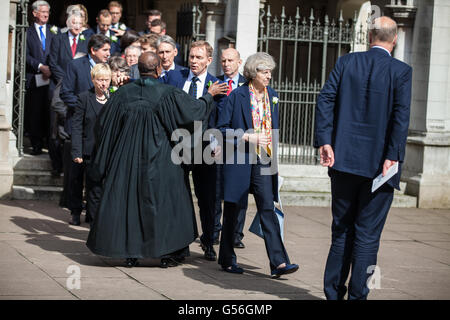 Londra, Regno Unito. Xx Giugno, 2016. Home Secretary Theresa Maggio lascia St Margarets chiesa in Westminster, a seguito di un servizio speciale in memoria di Jo Cox. Jo Cox è stato ucciso nella sua circoscrizione elettorale di Batley e Spen il 16 giugno. Credito: Mark Kerrison/Alamy Live News Foto Stock