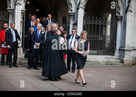 Londra, Regno Unito. Xx Giugno, 2016. Il segretario di Stato per lo Sviluppo Internazionale Justine Greening lascia St Margarets chiesa in Westminster, a seguito di un servizio speciale in memoria di Jo Cox. Jo Cox è stato ucciso nella sua circoscrizione elettorale di Batley e Spen il 16 giugno. Credito: Mark Kerrison/Alamy Live News Foto Stock