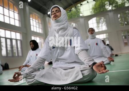 Srinagar, Indiano-controllato del Kashmir. Il 21 giugno, 2016. Gli studenti del Kashmir frequentare una sessione di yoga marcatura della International Yoga giorno a Srinagar, capitale estiva di Indiano-Kashmir controllata, 21 giugno 2016. Credito: Javed Dar/Xinhua/Alamy Live News Foto Stock