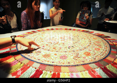 Singapore. Il 21 giugno, 2016. La gente guarda a un pezzo di ricamare Peranakan coperchio tabella esposta presso il Museo Peranakan di Singapore, 21 giugno 2016. Il Museo Peranakan ha tenuto una media anteprima della mostra 'Nyonya ricamo: Ricamo e Beadwork nel mondo Peranakan' martedì che sarà aperto al pubblico il 24 giugno e schermo quasi 200 presenta. © poi Chih Wey/Xinhua/Alamy Live News Foto Stock