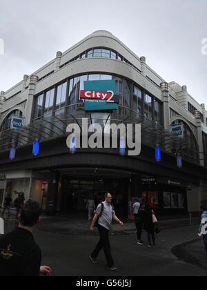 Bruxelles, Belgio. Il 21 giugno, 2016. La gente a piedi nella parte anteriore della città 2 complesso per lo shopping nel centro di Bruxelles, Belgio, 21 giugno 2016. Un allarme per una bomba in un centro commerciale per lo shopping a Bruxelles martedì sembrava essere una beffa dopo un bomb squad non è stata trovata alcuna esplosivi sul sito, broadcaster belga RTBF segnalati. Credito: Gong Bing/Xinhua/Alamy Live News Foto Stock