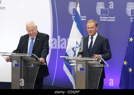 Bruxelles, Belgio. Il 21 giugno, 2016. Il presidente del Consiglio europeo Donald Tusk benvenuti al Presidente di Israele Rivin Reuven nel Consiglio europeo di Bruxelles, Belgio. Credito: Leonardo Hugo Cavallo/Alamy Live News Foto Stock