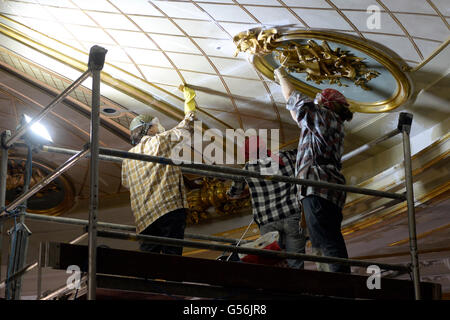 Berlino, Germania. Il 21 giugno, 2016. I restauratori a lavorare al soffitto della sala grande sul sito di costruzione dello Stato opera sulla Unter den Linden a Berlino (Germania), 21 giugno 2016. Foto: MAURIZIO GAMBARINI/dpa/Alamy Live News Foto Stock