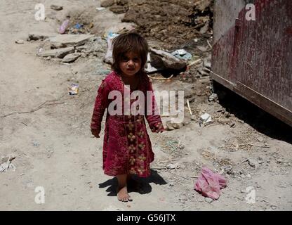 A Kabul, Afghanistan. Il 21 giugno, 2016. Un sfollati afghani bambino sorge fuori la sua baracca a Kabul, capitale dell'Afghanistan, 21 giugno 2016. Credito: Rahmat Alizadah/Xinhua/Alamy Live News Foto Stock