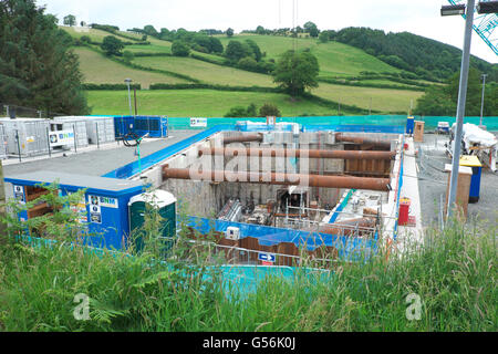 Bleddfa, Powys, Wales, Regno Unito - Martedì 21 Giugno 2016 - SEVERN TRENT'acqua hanno ora cominciato a tunneling Bleddfa su un 1.8km bypass tunnel accanto la corrente 73 miglio 100 anno vecchio Elan Valley acquedotto che porta acqua dal Galles centrale della città di Birmingham. Qui viene mostrato il nuovo tunnel pit tra il paesaggio rurale della contea di Powys. Il lavoro viene effettuata mediante il BNM Alliance comprendente di Barhale e Nord Midland costruzione. Il lavoro dovrebbe essere completato entro dicembre 2016. Due ulteriori gallerie sarà costruita presso il vicino Nantmel e Knighton. Credito: Steven Maggio/Alamy Live News Foto Stock