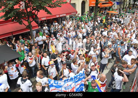 Parigi, Francia. Il 21 giugno, 2016. I sostenitori di Germania sul loro modo allo stadio prima di UEFA EURO 2016 gruppo C partita di calcio tra Irlanda del Nord vs Germania presso il Parc des Princes Stadium di Parigi, Francia, 21 giugno 2016. Foto: Peter Kneffel/dpa/Alamy Live News Foto Stock