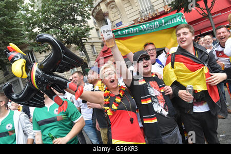 Parigi, Francia. Il 21 giugno, 2016. I sostenitori di Germania sul loro modo allo stadio prima di UEFA EURO 2016 gruppo C partita di calcio tra Irlanda del Nord vs Germania presso il Parc des Princes Stadium di Parigi, Francia, 21 giugno 2016. Foto: Peter Kneffel/dpa/Alamy Live News Foto Stock