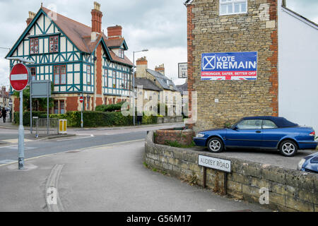 Chippenham, Regno Unito. Il 21 giugno 2016. Con due giorni a sinistra fino a quando il Regno Unito voti,un poster grande sostegno rimangono la campagna è raffigurato in Chippenham,Wiltshire Credito: lynchpics/Alamy Live News Foto Stock