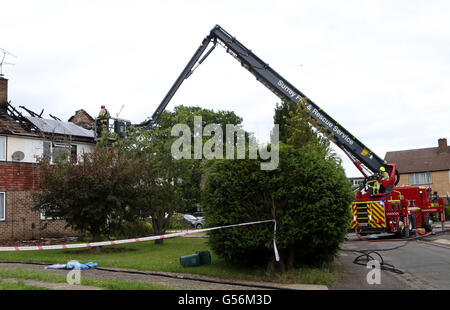 Warlingham Surrey, Regno Unito. Il 21 giugno, 2016. GV di una proprietà che è stata lasciata eviscerati e famiglia senzatetto dopo guasto pannelli solari incendiare il tetto dello spazio. L'antincendio strappato attraverso la proprietà appena dopo 9.30 di questa mattina. A disabilitare il prossimo deve essere salvato insieme con quattro gatti e uccelli. Un 'numero di gatti " doveva essere salvato da una proprietà a Warlingham martedì mattina (21 giugno) Quattro fire applancines da Leatherhead , Godstone , Painshill , Banstead e Croydon e un'antenna scaletta della piattaforma sono stati inviati per la fiammata in Fern vicino, off Crowborough Drive. Credito: uknip/Alamy vivere N Foto Stock