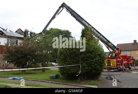 Warlingham Surrey, Regno Unito. Il 21 giugno, 2016. GV di una proprietà che è stata lasciata eviscerati e famiglia senzatetto dopo guasto pannelli solari incendiare il tetto dello spazio. L'antincendio strappato attraverso la proprietà appena dopo 9.30 di questa mattina. A disabilitare il prossimo deve essere salvato insieme con quattro gatti e uccelli. Un 'numero di gatti " doveva essere salvato da una proprietà a Warlingham martedì mattina (21 giugno) Quattro fire applancines da Leatherhead , Godstone , Painshill , Banstead e Croydon e un'antenna scaletta della piattaforma sono stati inviati per la fiammata in Fern vicino, off Crowborough Drive. Credito: uknip/Alamy vivere N Foto Stock