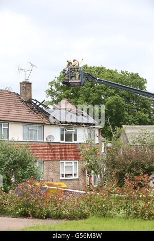 Warlingham Surrey, Regno Unito. Il 21 giugno, 2016. GV di una proprietà che è stata lasciata eviscerati e famiglia senzatetto dopo guasto pannelli solari incendiare il tetto dello spazio. L'antincendio strappato attraverso la proprietà appena dopo 9.30 di questa mattina. A disabilitare il prossimo deve essere salvato insieme con quattro gatti e uccelli. Un 'numero di gatti " doveva essere salvato da una proprietà a Warlingham martedì mattina (21 giugno) Quattro fire applancines da Leatherhead , Godstone , Painshill , Banstead e Croydon e un'antenna scaletta della piattaforma sono stati inviati per la fiammata in Fern vicino, off Crowborough Drive. Credito: uknip/Alamy vivere N Foto Stock