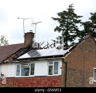 Warlingham Surrey, Regno Unito. Il 21 giugno, 2016. GV di una proprietà che è stata lasciata eviscerati e famiglia senzatetto dopo guasto pannelli solari incendiare il tetto dello spazio. L'antincendio strappato attraverso la proprietà appena dopo 9.30 di questa mattina. A disabilitare il prossimo deve essere salvato insieme con quattro gatti e uccelli. Un 'numero di gatti " doveva essere salvato da una proprietà a Warlingham martedì mattina (21 giugno) Quattro fire applancines da Leatherhead , Godstone , Painshill , Banstead e Croydon e un'antenna scaletta della piattaforma sono stati inviati per la fiammata in Fern vicino, off Crowborough Drive. Credito: uknip/Alamy vivere N Foto Stock