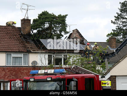 Warlingham Surrey, Regno Unito. Il 21 giugno, 2016. GV di una proprietà che è stata lasciata eviscerati e famiglia senzatetto dopo guasto pannelli solari incendiare il tetto dello spazio. L'antincendio strappato attraverso la proprietà appena dopo 9.30 di questa mattina. A disabilitare il prossimo deve essere salvato insieme con quattro gatti e uccelli. Un 'numero di gatti " doveva essere salvato da una proprietà a Warlingham martedì mattina (21 giugno) Quattro fire applancines da Leatherhead , Godstone , Painshill , Banstead e Croydon e un'antenna scaletta della piattaforma sono stati inviati per la fiammata in Fern vicino, off Crowborough Drive. Credito: uknip/Alamy vivere N Foto Stock