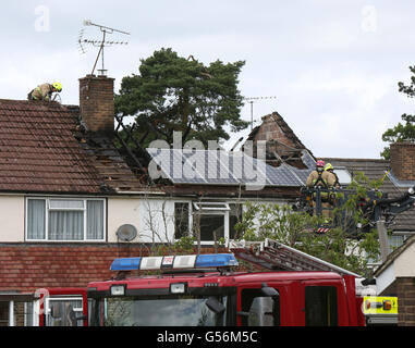 Warlingham Surrey, Regno Unito. Il 21 giugno, 2016. GV di una proprietà che è stata lasciata eviscerati e famiglia senzatetto dopo guasto pannelli solari incendiare il tetto dello spazio. L'antincendio strappato attraverso la proprietà appena dopo 9.30 di questa mattina. A disabilitare il prossimo deve essere salvato insieme con quattro gatti e uccelli. Un 'numero di gatti " doveva essere salvato da una proprietà a Warlingham martedì mattina (21 giugno) Quattro fire applancines da Leatherhead , Godstone , Painshill , Banstead e Croydon e un'antenna scaletta della piattaforma sono stati inviati per la fiammata in Fern vicino, off Crowborough Drive. Credito: uknip/Alamy vivere N Foto Stock