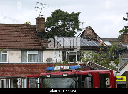 Warlingham Surrey, Regno Unito. Il 21 giugno, 2016. GV di una proprietà che è stata lasciata eviscerati e famiglia senzatetto dopo guasto pannelli solari incendiare il tetto dello spazio. L'antincendio strappato attraverso la proprietà appena dopo 9.30 di questa mattina. A disabilitare il prossimo deve essere salvato insieme con quattro gatti e uccelli. Un 'numero di gatti " doveva essere salvato da una proprietà a Warlingham martedì mattina (21 giugno) Quattro fire applancines da Leatherhead , Godstone , Painshill , Banstead e Croydon e un'antenna scaletta della piattaforma sono stati inviati per la fiammata in Fern vicino, off Crowborough Drive. Credito: uknip/Alamy vivere N Foto Stock