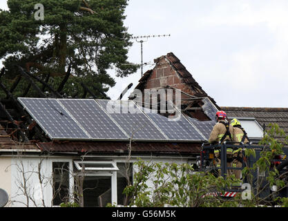 Warlingham Surrey, Regno Unito. Il 21 giugno, 2016. GV di una proprietà che è stata lasciata eviscerati e famiglia senzatetto dopo guasto pannelli solari incendiare il tetto dello spazio. L'antincendio strappato attraverso la proprietà appena dopo 9.30 di questa mattina. A disabilitare il prossimo deve essere salvato insieme con quattro gatti e uccelli. Un 'numero di gatti " doveva essere salvato da una proprietà a Warlingham martedì mattina (21 giugno) Quattro fire applancines da Leatherhead , Godstone , Painshill , Banstead e Croydon e un'antenna scaletta della piattaforma sono stati inviati per la fiammata in Fern vicino, off Crowborough Drive. Credito: uknip/Alamy vivere N Foto Stock